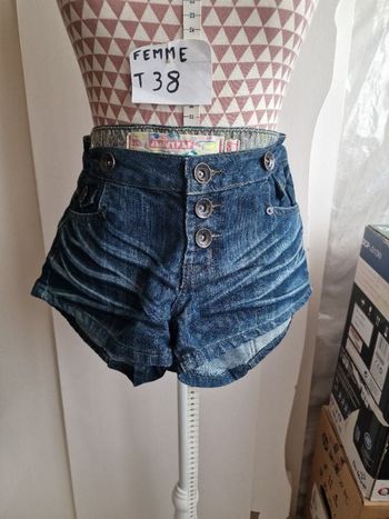 Short en jeans, taille standard, longueur 28cm, en très très bon état, en polyester & coton