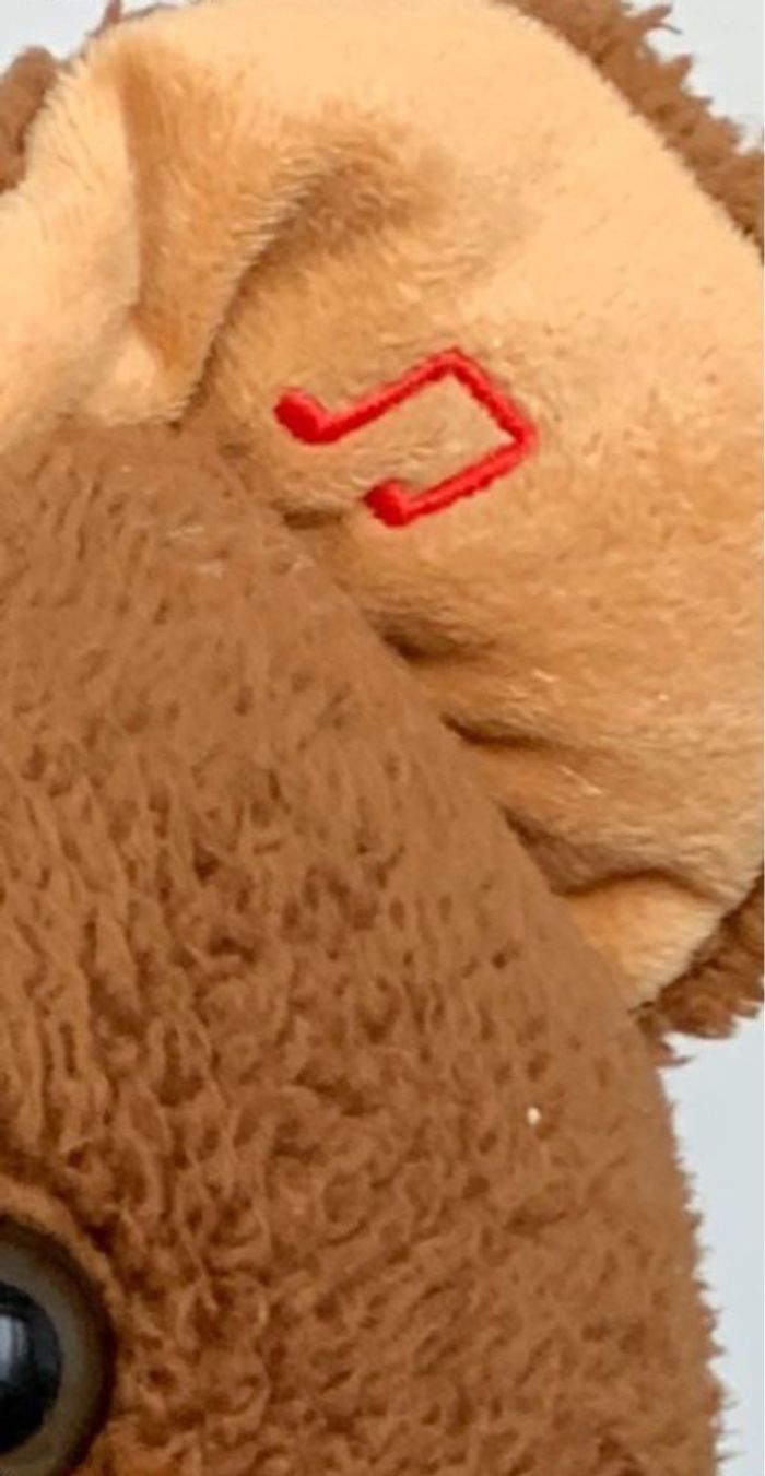 L’ours en peluche a basculé