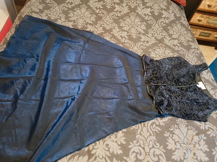 Une jupe longue très évasée doublée et un bustier velours et voile 123 taille 42