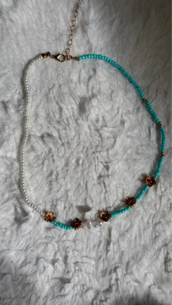 Joli collier de perles blanc et turquoise