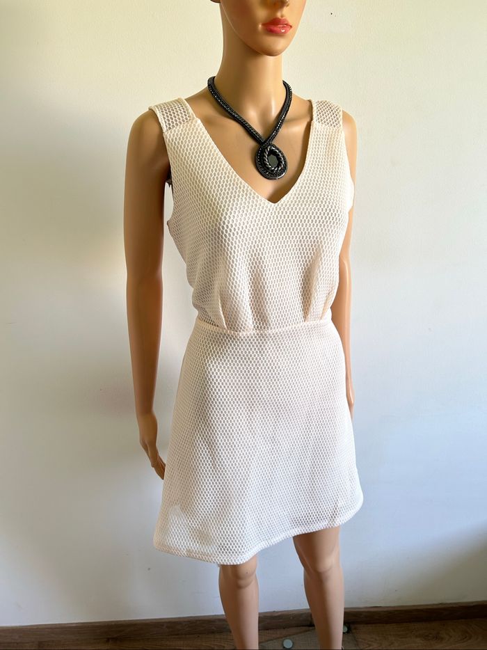 Robe crème neuve sans manches Naf Naf taille 40 (valeur 65€) - photo numéro 2