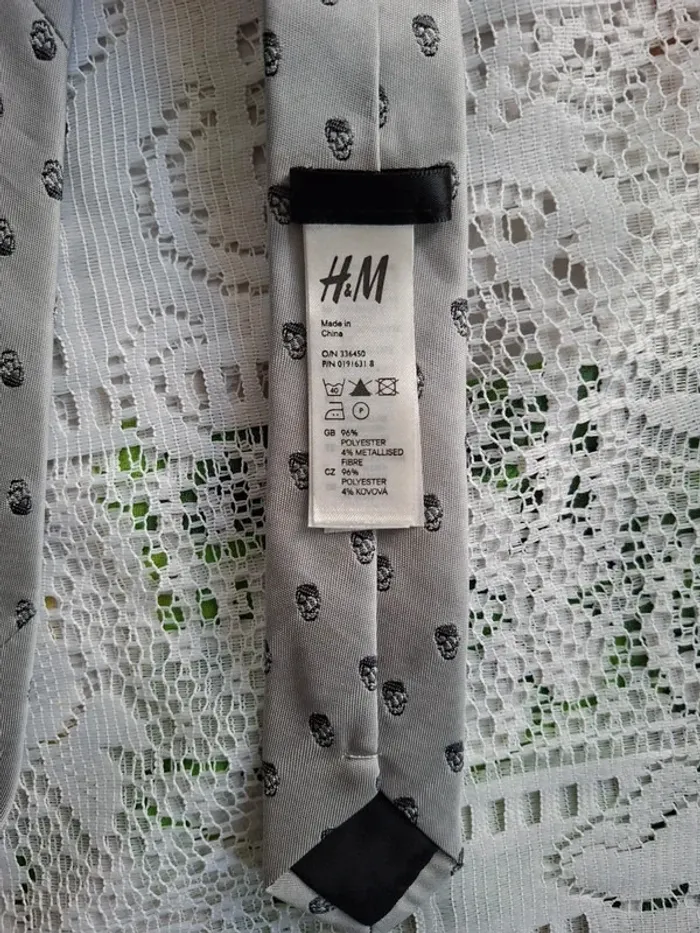 Cravate grise H&M, avec motif tête de mort - Style chic et décalé,  quasi neuve - photo numéro 3