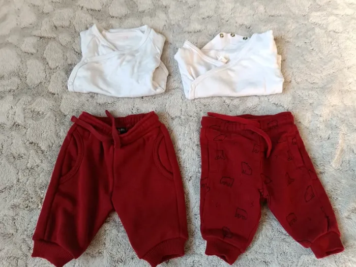 Lot deux bodies manches longues 2 joggings 1 mois