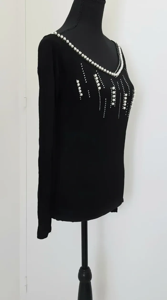 Très joli haut manches longues LC&G avec strass et perles nacrées - photo numéro 4