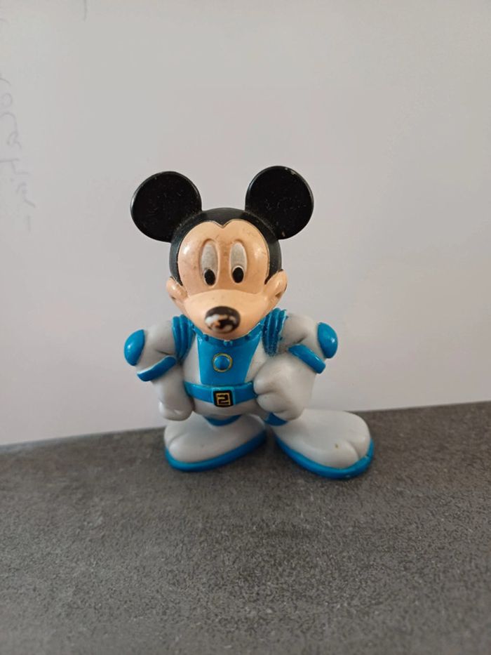 Figurine mickey mouse astronaute
