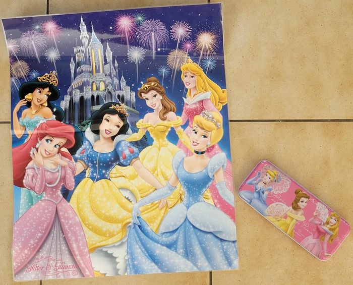 Ensemble poster plastifié neuf et trousse Princesses Disney