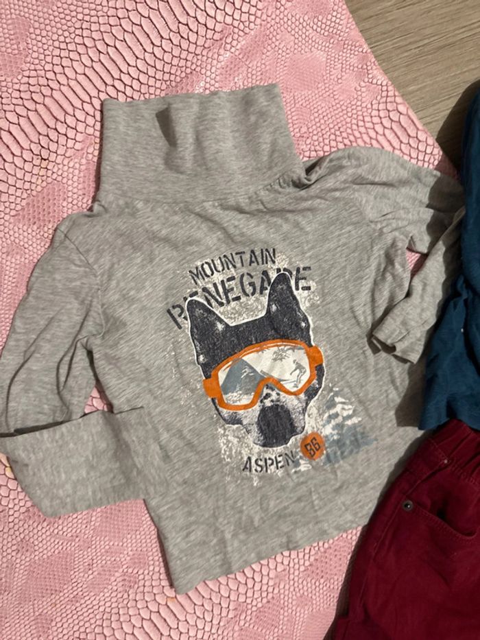 Pantalon jeans bordeaux 4 ans sous pull 4 ans et tee shirt 4 ans - photo numéro 3