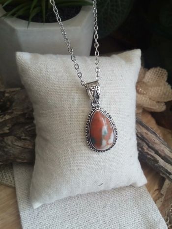 Collier argenté et pierre naturelle de jaspe en goutte