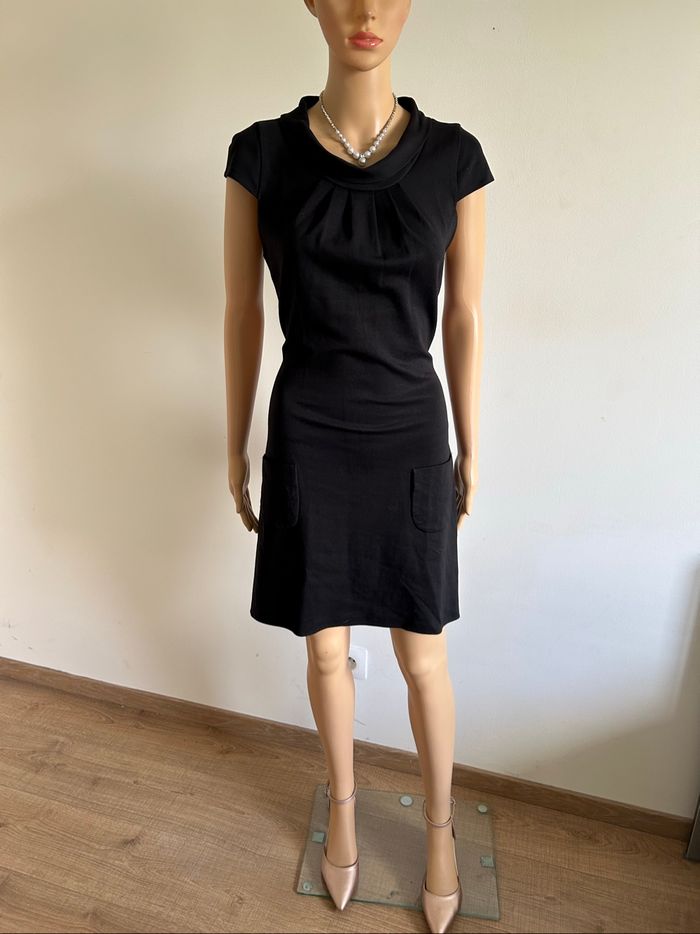 Robe noire à manches courtes Naf Naf taille 36 TBE - photo numéro 3