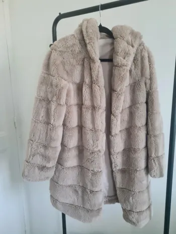 Manteau chaud duveteux fausse fourrure avec capuche