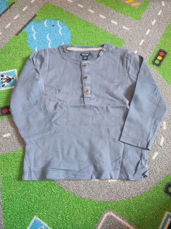 t-shirt gris