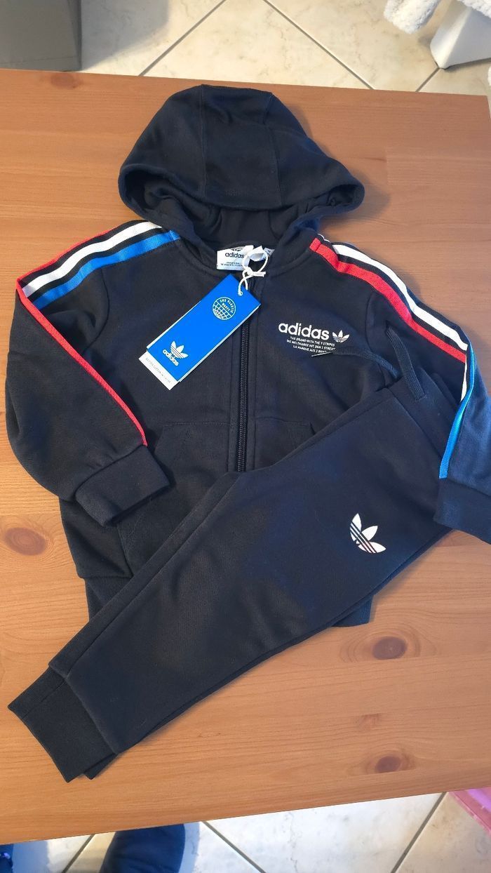 NEUF  (non porté)🏷🥰😍💙 SUPERBE  survetement ADIDAS 18 mois (86cm) garçon  (ferme) 😍🥰💙 - photo numéro 2