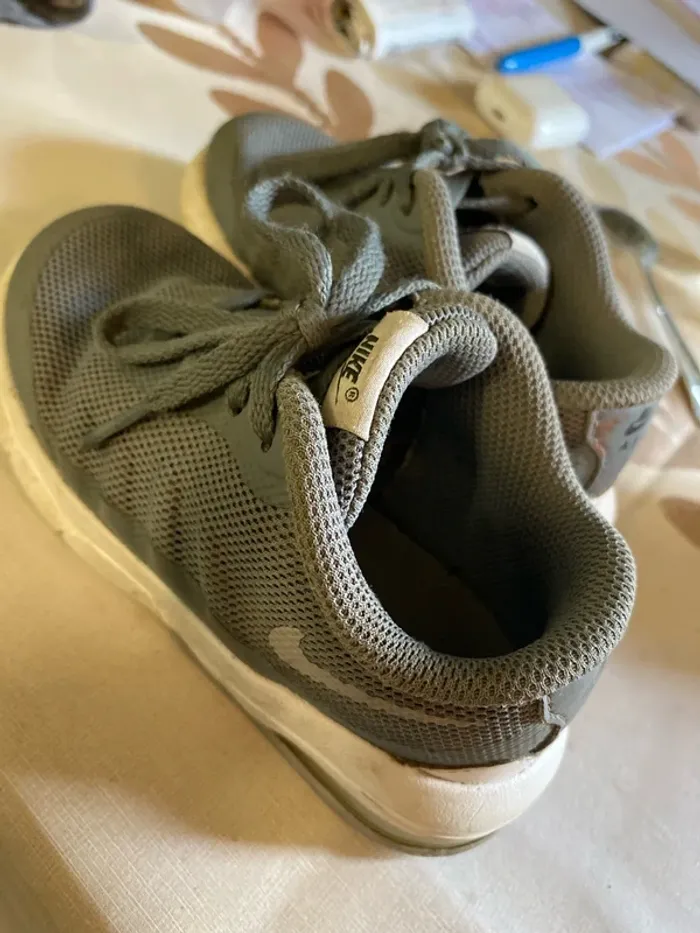 Baskets nike taille 25 - photo numéro 4
