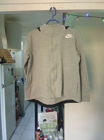 Veste NIKE taille M couleur gris et noir