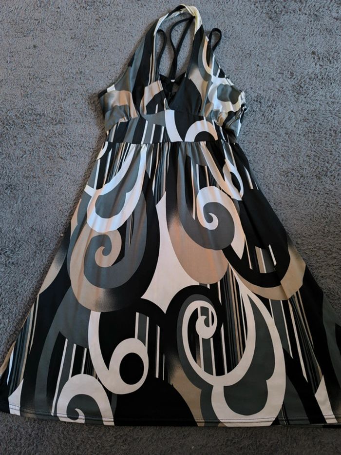 Superbe robe taille unique mais environ 38-40