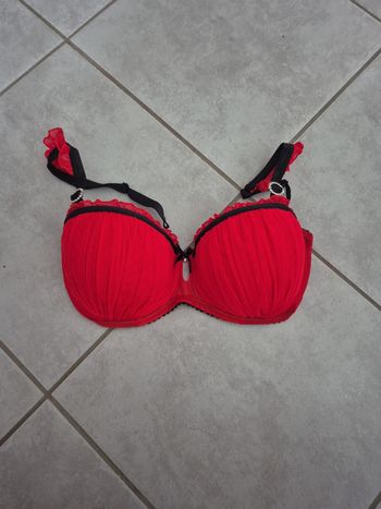 Soutien gorge rouge coque ampliforme bretelles amovibles
