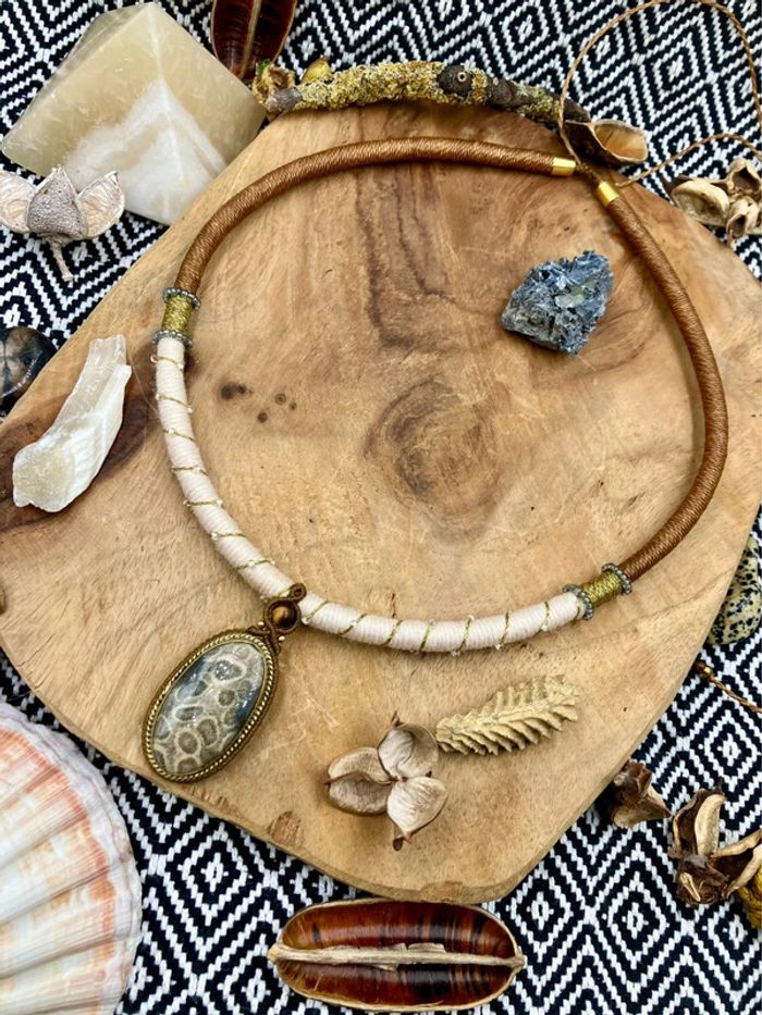 Collier torque en macramé et coton avec pierre de Corail fossilisé et Œil de Tigre