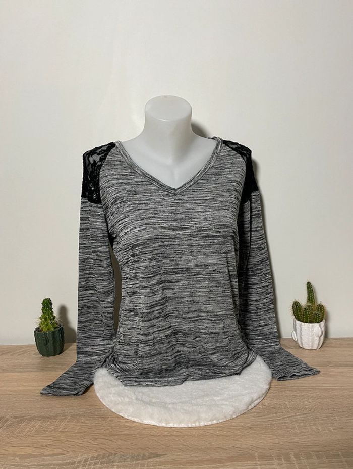 T-shirt manches longues gris chiné à épaules en dentelle noire Mim