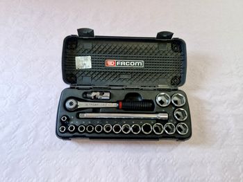 Coffret  , clé à cliquet + rallonge + 17 douilles  , Facom , ancien modèle  , complet
