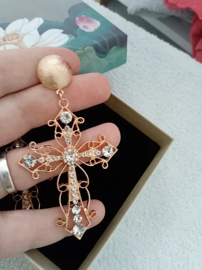 Boucles d'oreilles bohèmes croix dorées - photo numéro 2