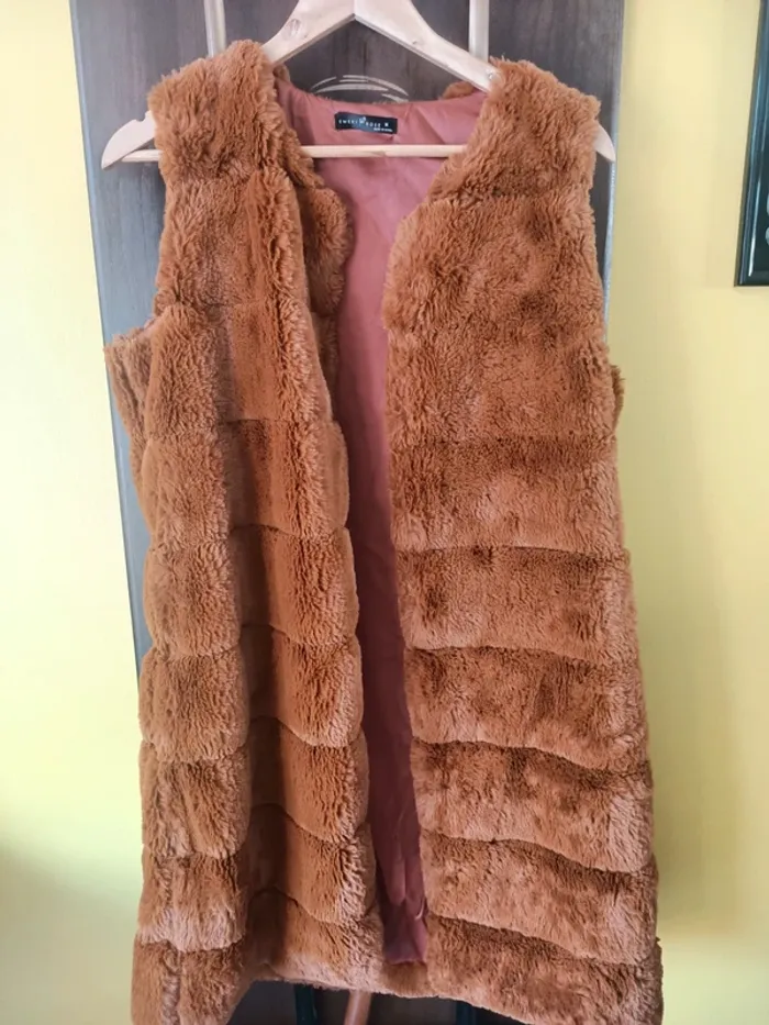 Magnifique gilet fausse fourrure sans manches