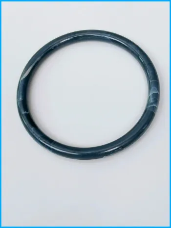 Bracelet jonc minimaliste en résine – pièce tendance et légère