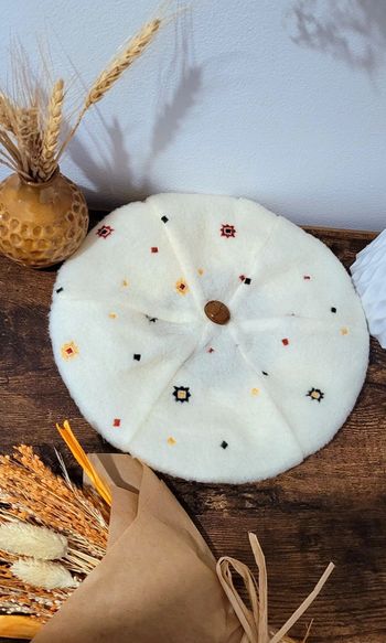 Magnifique Béret Vintage Femme blanc crème et coloré Fabriqué en France Taille unique comme neuf