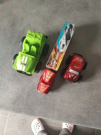 3 véhicules en plastique