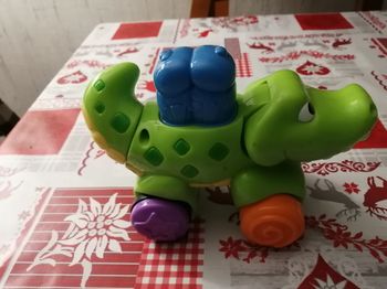 Vend crocodile jeux éducatif  marque fisher price  très bonne état