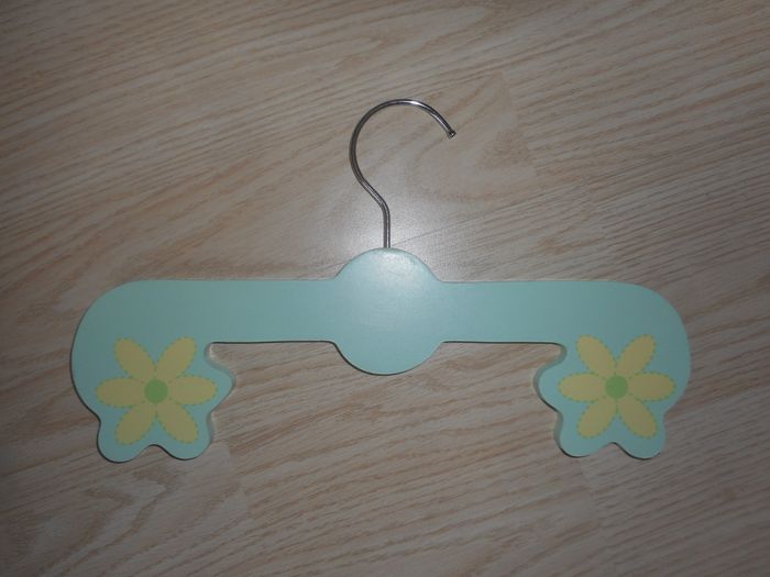 Joli Cintre en Bois Motifs Fleurs