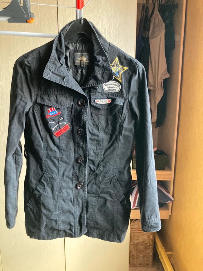 Superbe veste mi longue jamais portée, noire avec stickers taille S