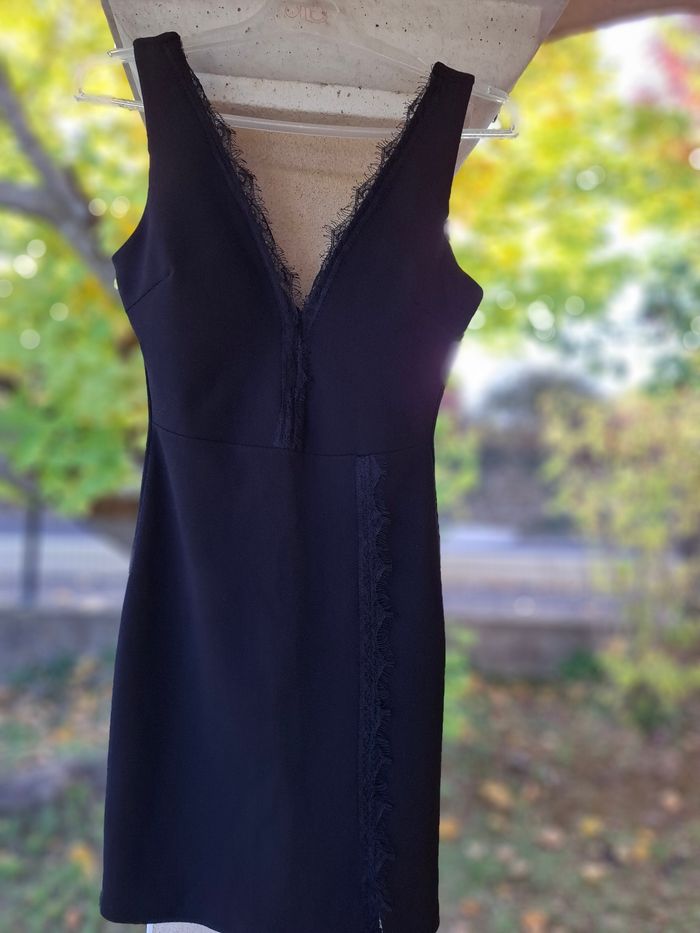 Belle Robe noire V à dentelle neuve