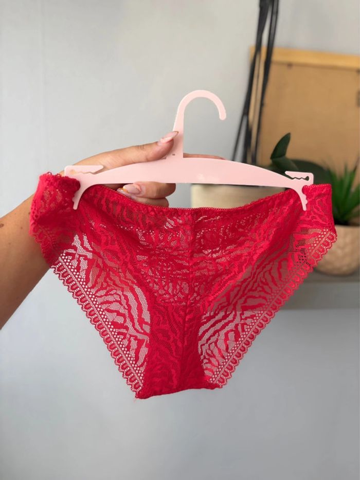 Tanga Les petites bombes - rouge vif dentelle - neuf avec étiquette - taille M/38 - photo numéro 2