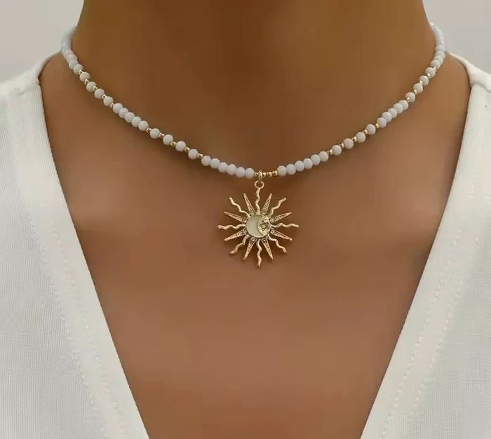 Collier pendentif soleil et lune perles naturelles blanches neuf - photo numéro 3