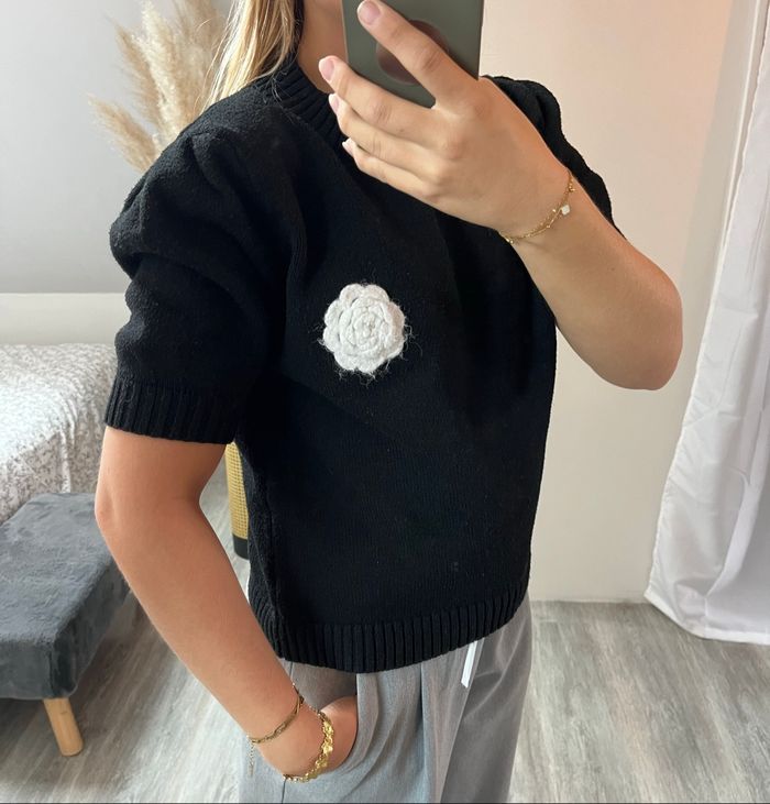 Pull noir chic avec détail fleur crochetée - photo numéro 5