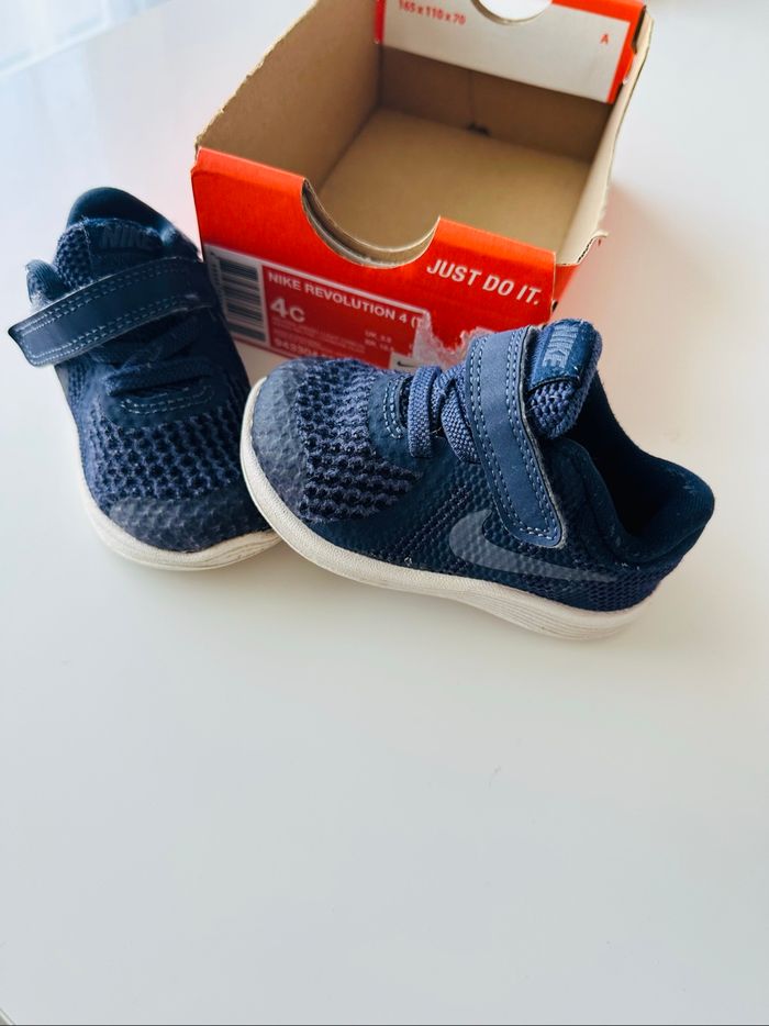 Paire de baskets - Nike Révolution 4 - taille 19,5