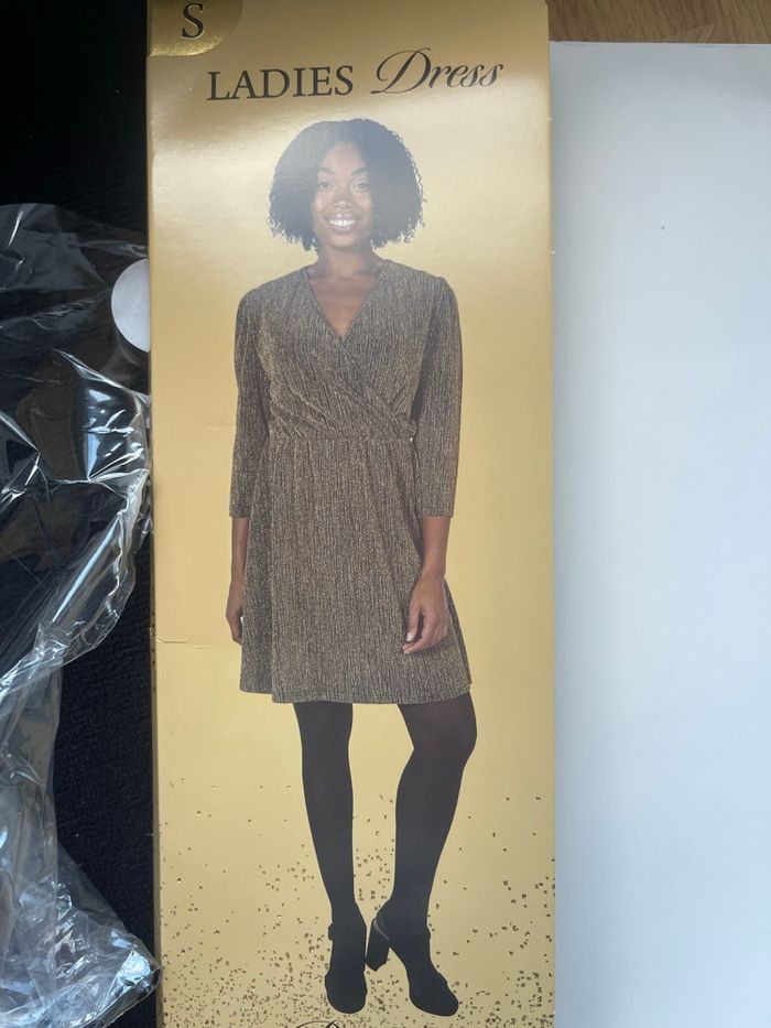 Robe à paillettes dorées