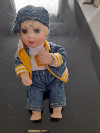 Petite poupée porcelaine