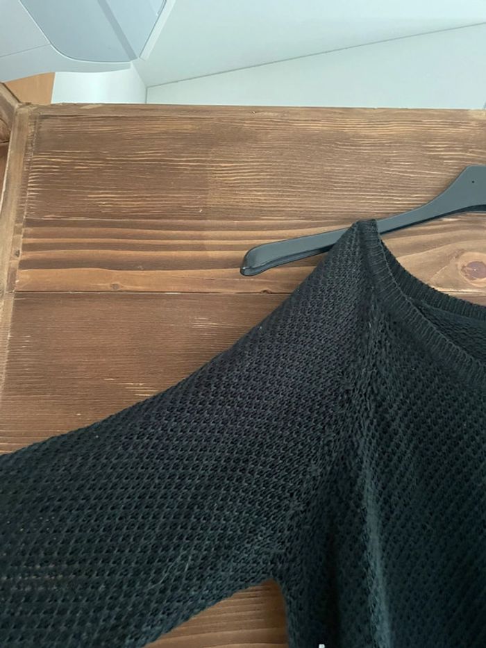 Pull léger noir épaule dénudée - photo numéro 3