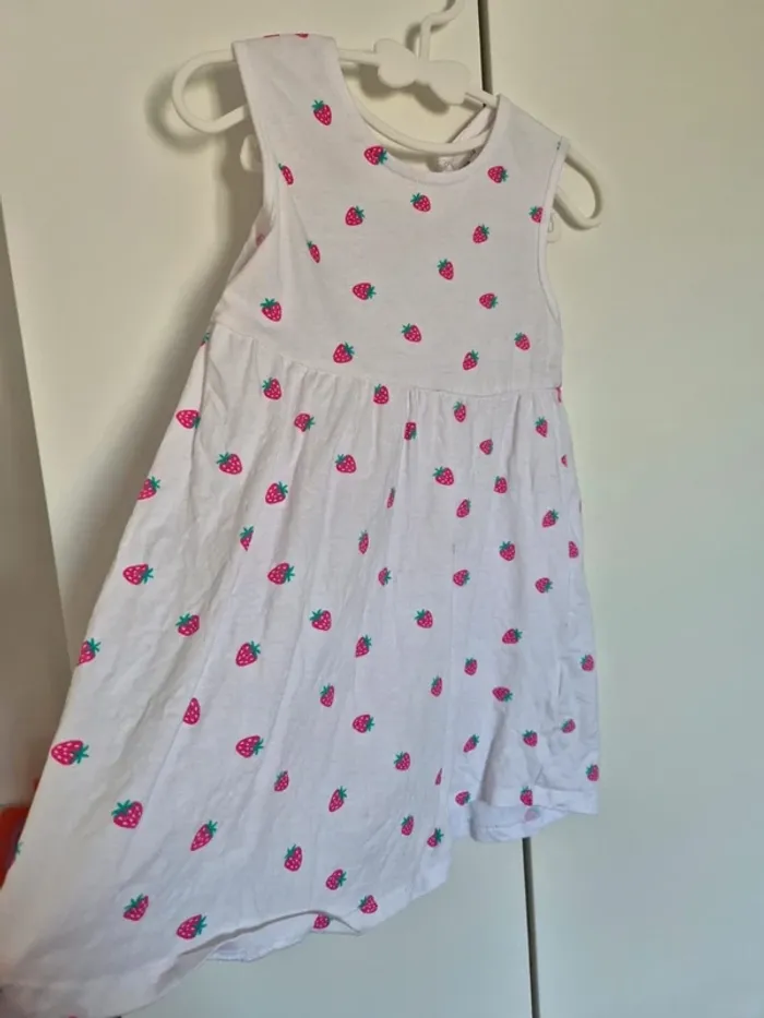 robe d'été KIABI taille 2 ans 92cm blanches motifs fraises sans  manches  🌸 collection 2025 - photo numéro 2