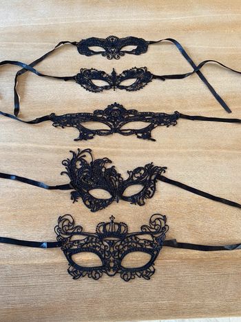 Lot de cinq loups neufs en dentelle noire