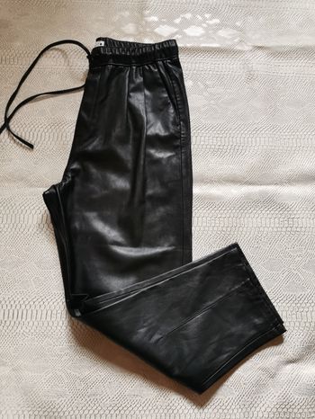 Pantalon carotte en simili cuir noir Zara T36