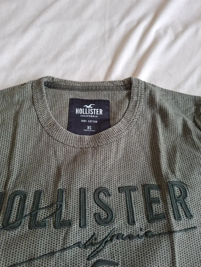 t-shirt garçon gris/vert, taille XS, marque Hollister, écriture sur le devant, en très bon état - photo numéro 3