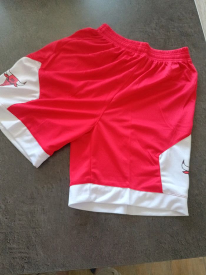 Tenue NBA Chicago Bulls Michael Jordan rouge. T.L - photo numéro 3