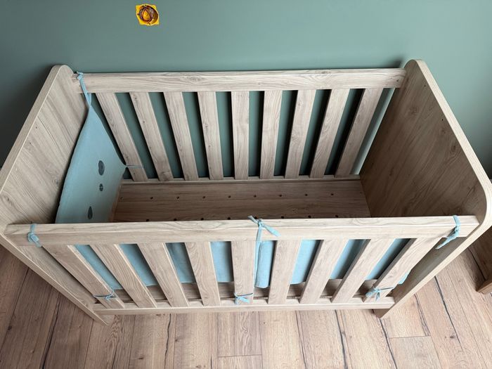 Lit bébé + commode 3 tiroirs.