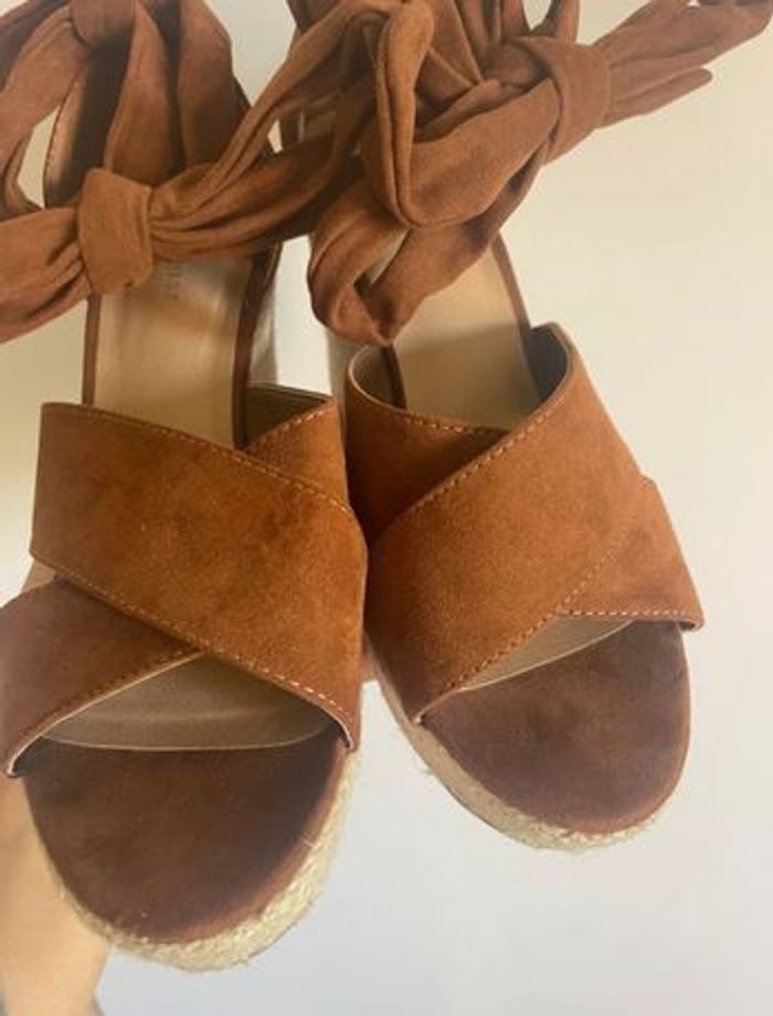 Sandales marrons à talons compensées - photo numéro 2