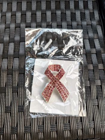 Broche octobre rose neuve