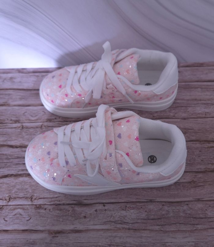 Baskets roses pailletées motifs cœurs - Taille 30 - Neuves - photo numéro 3