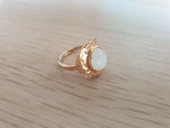 Bague pastille martelée plaqué or 18 carats et pierre de lune taille 56 neuve