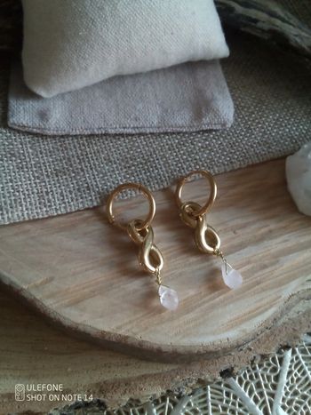 Petites créoles pendentifs infinis et pierres de quartz rose